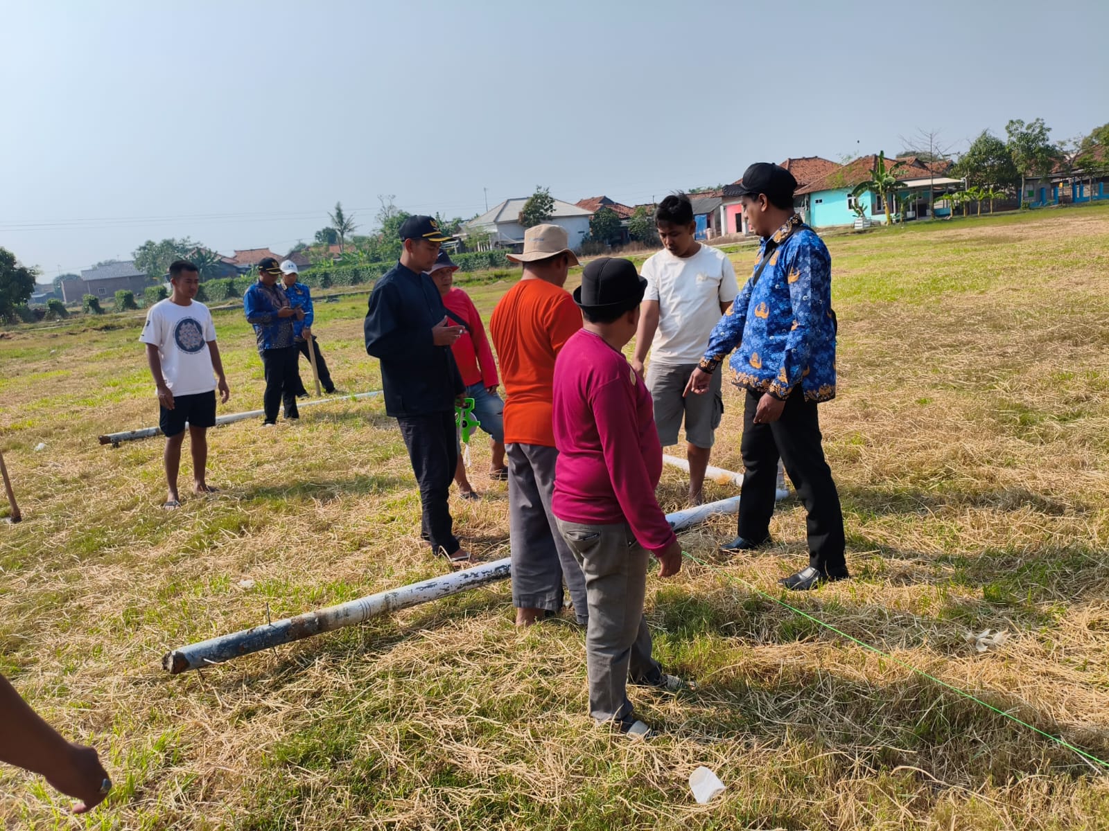 Membersihkan Lapangan Desa Arjasari