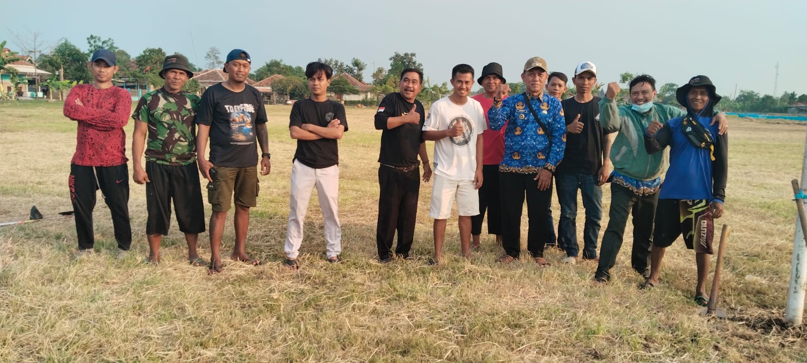 Beberes lapangan Desa Arjasari Buat Acara 17 Agustusan
